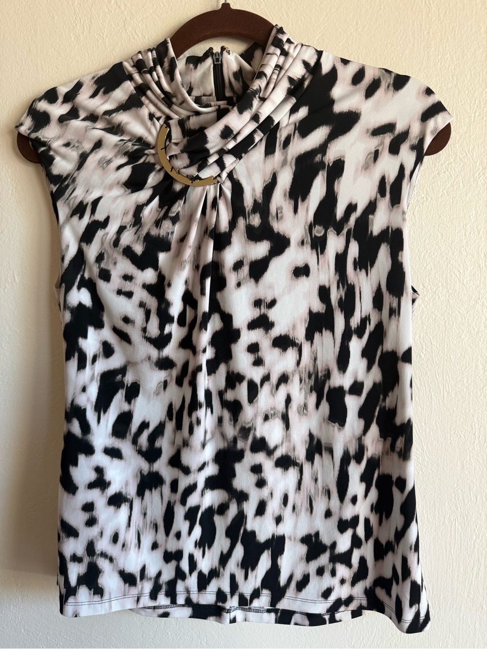 Calvin Klein High neck Hardware Sleeveless Blouse Top Printed. Medium